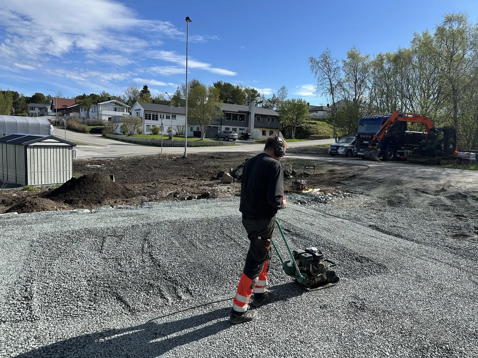 Komprimering av pukk på garasjetomt i boligområde