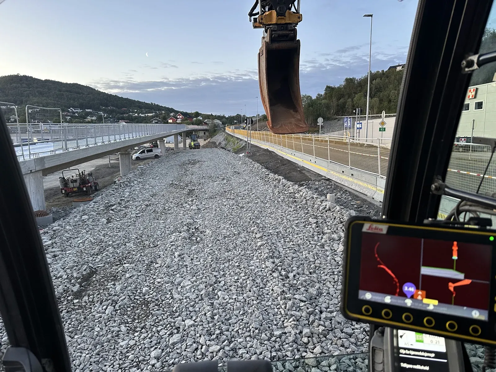 Veiutbygging med pukk sett fra førerhuset på en gravemaskin