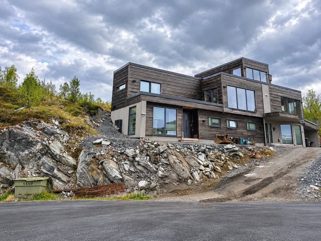 Nytt trehus på en tomt som er sprengt ut i fjell