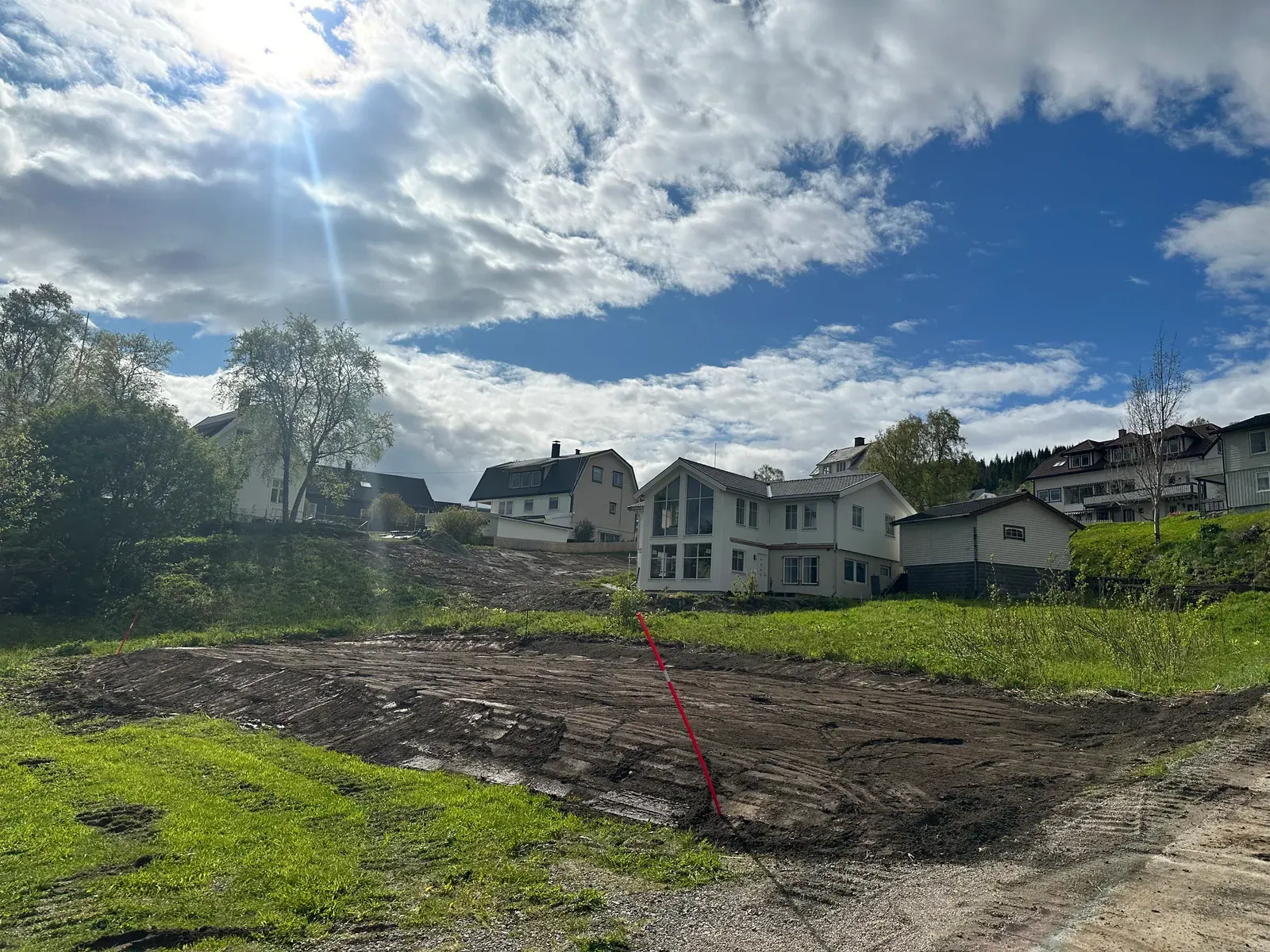 Nyplanert jordflate ved boliger i sol