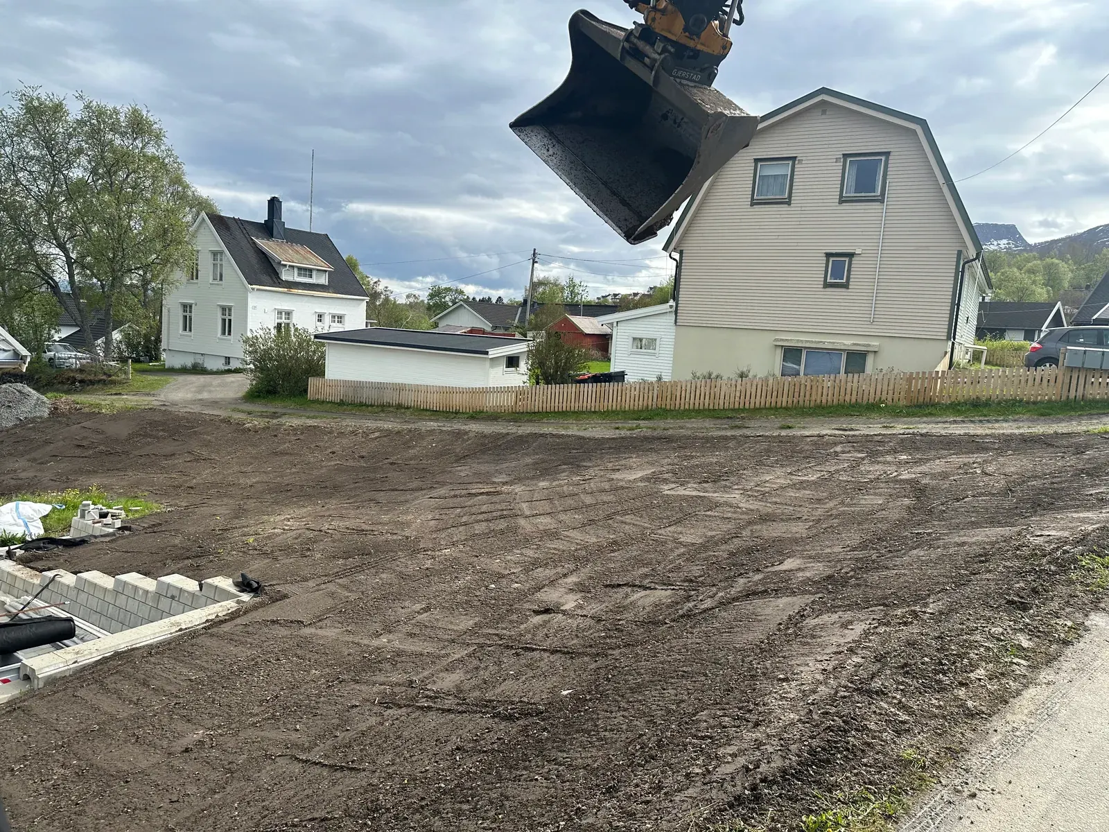 Planert jordflate foran en bolig