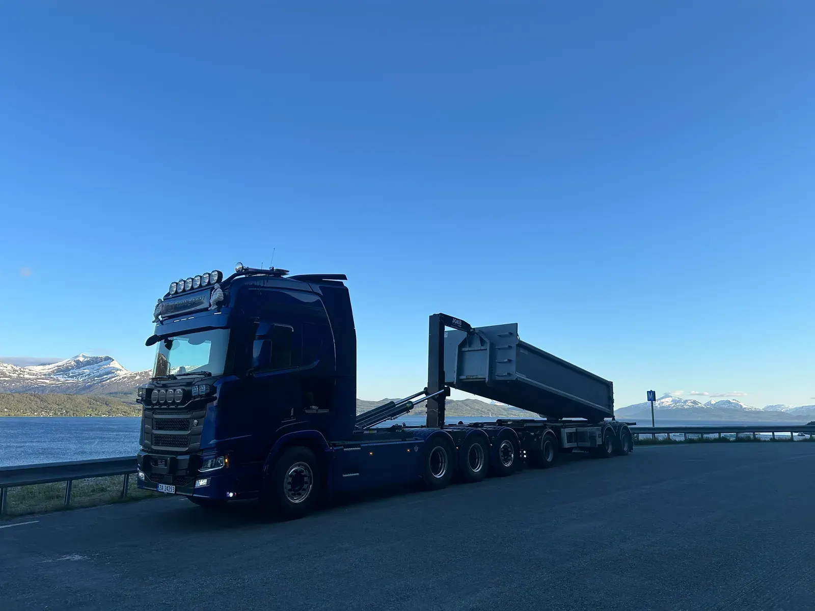 Trekkvogn med maskinhenger ved fjorden