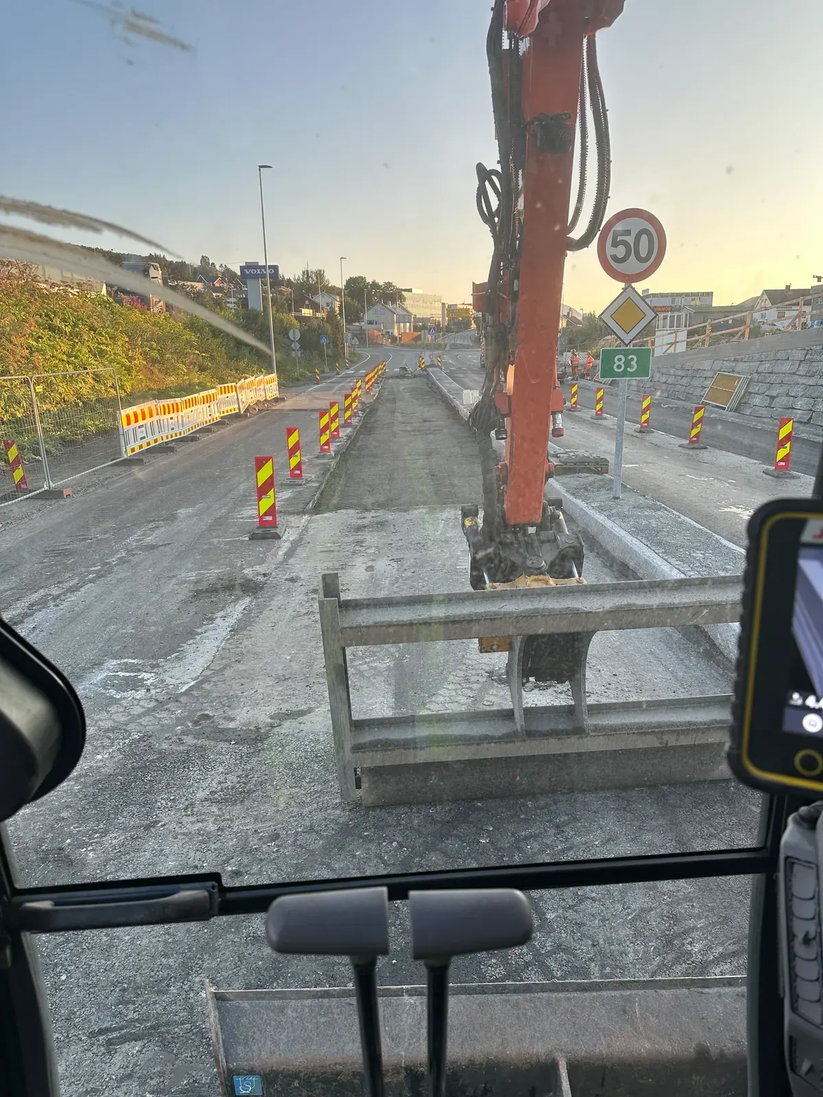 Avretting av veigrunn sett fra gravemaskinen