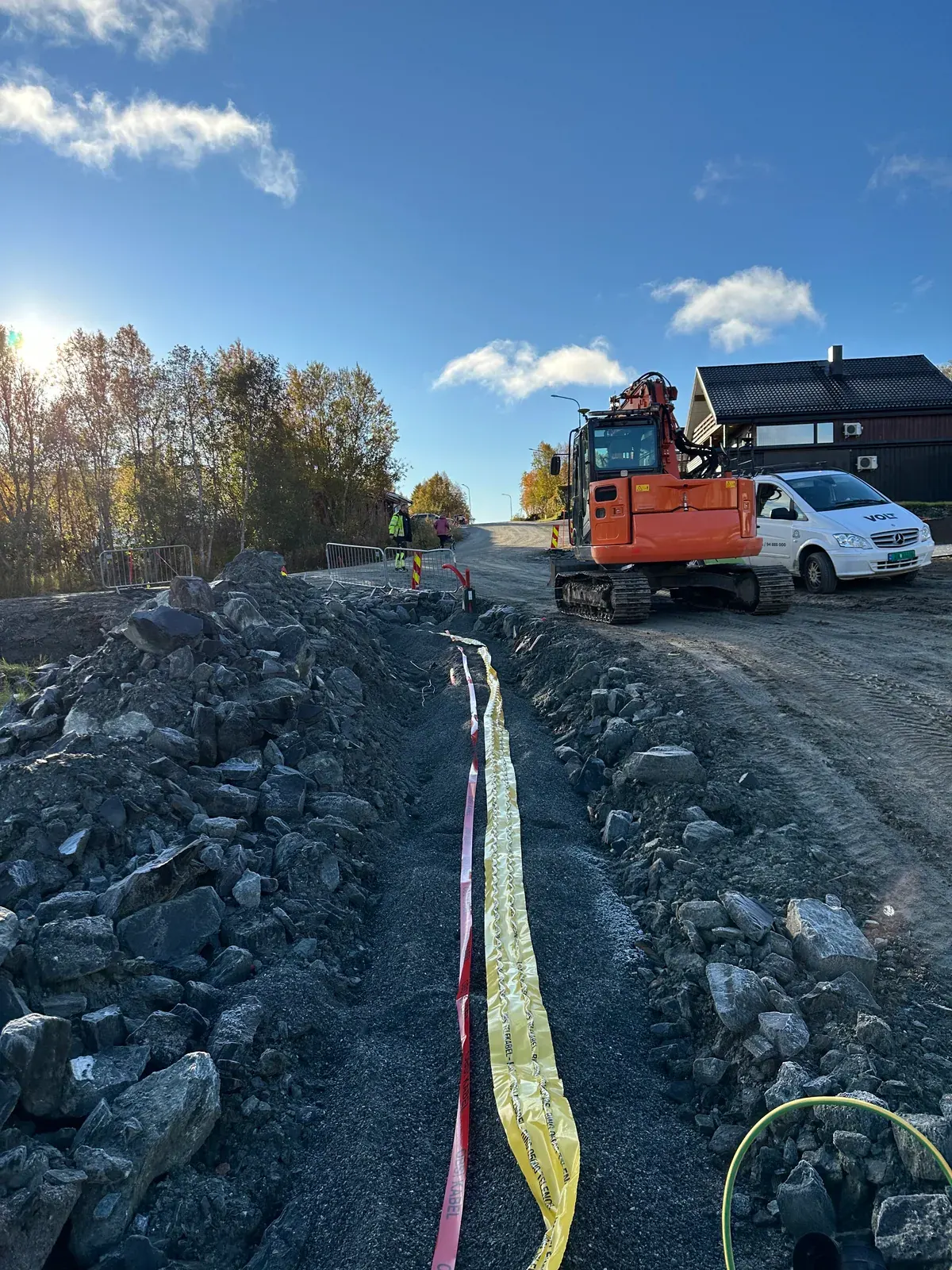 Kabelgrøft med varselbånd langs en vei