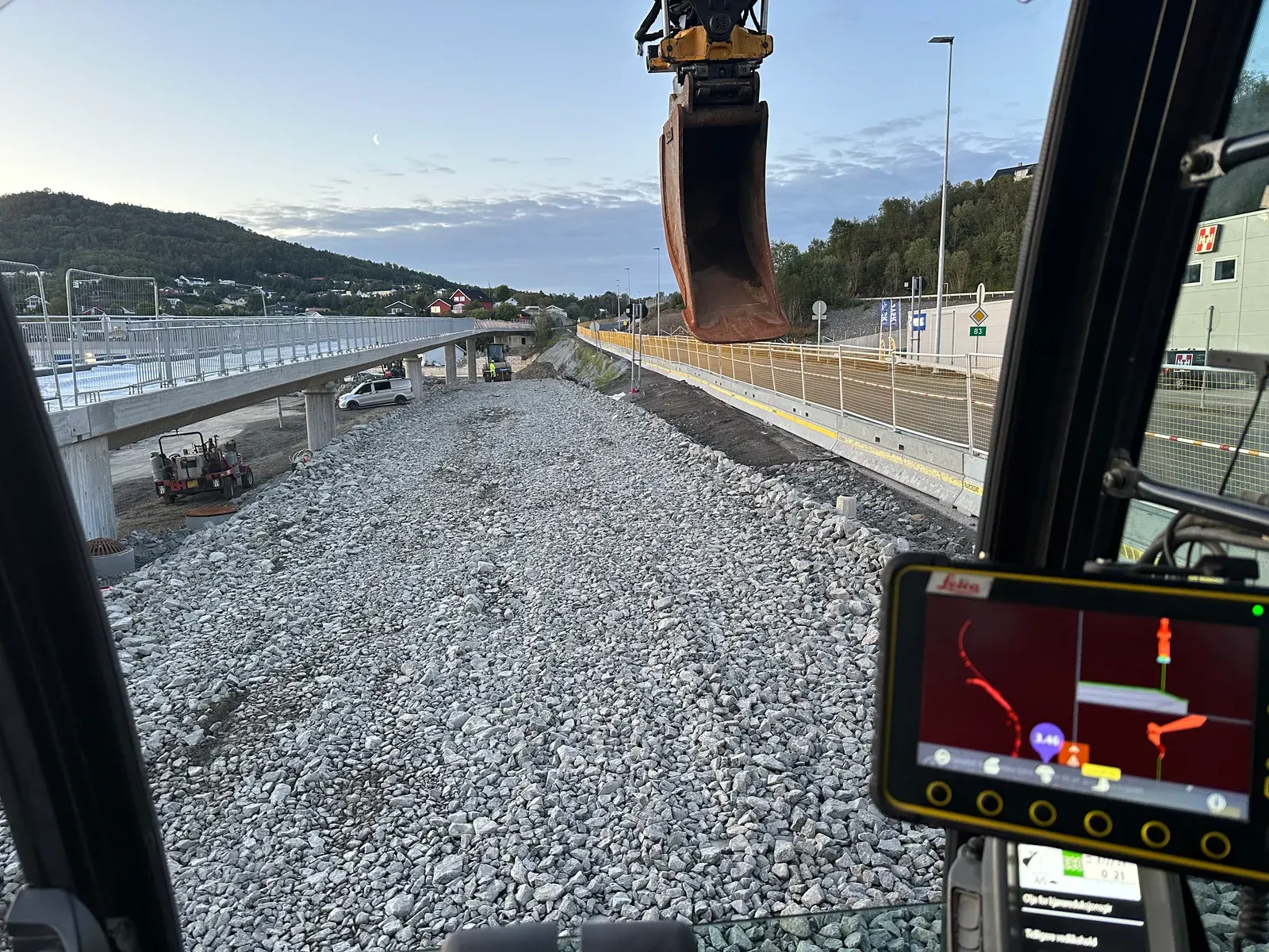 Ny veigrunn av pukk sett fra førerhuset