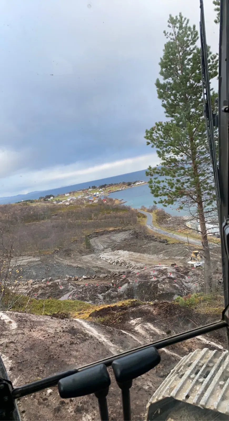Utsikt fra gravemaskin over fjell som renskes