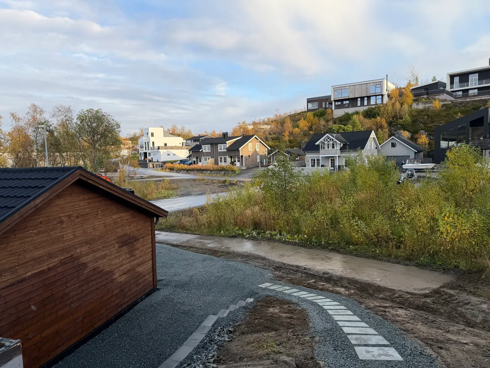 Gangvei med trinnheller ned mot boligfelt