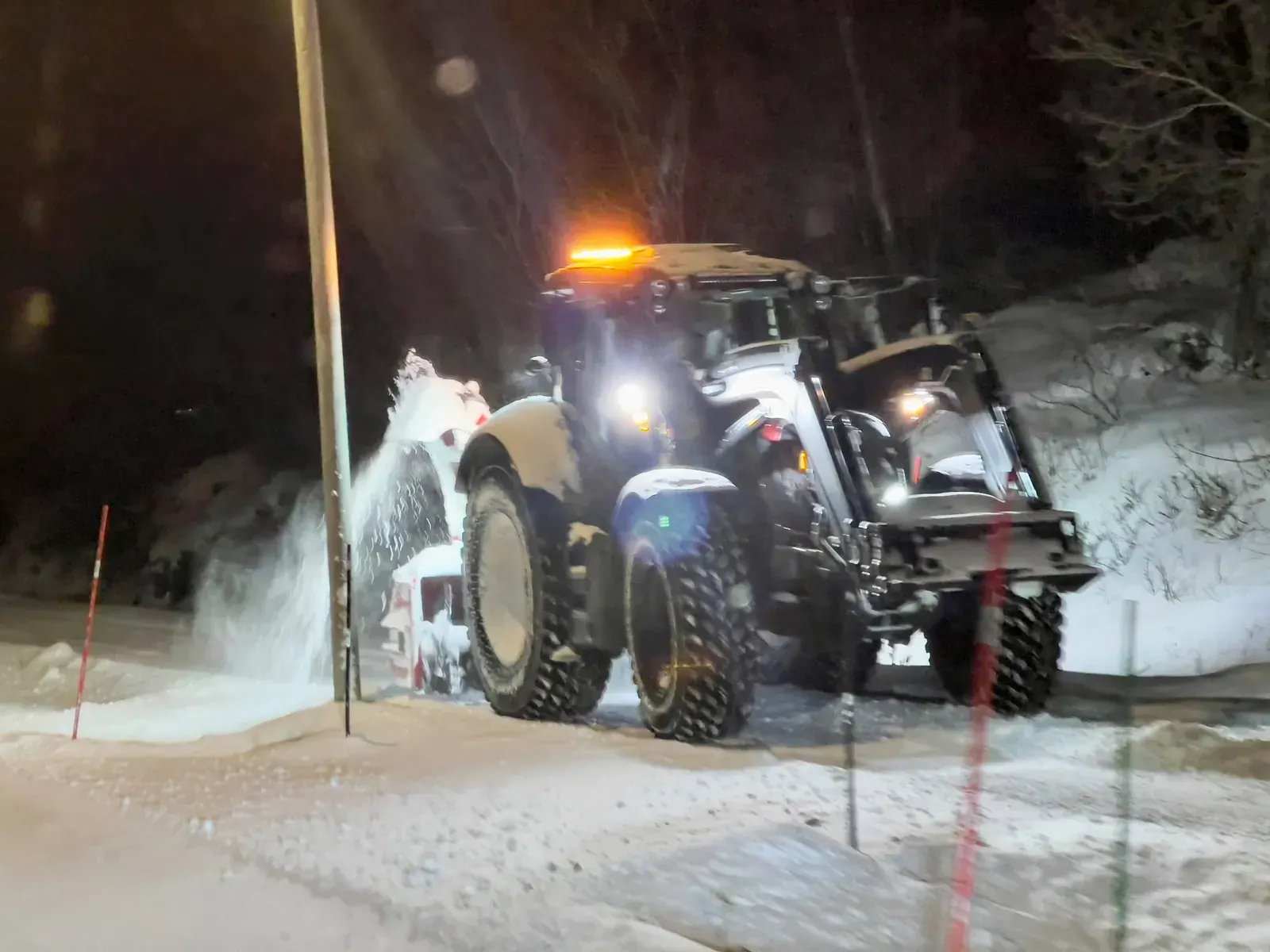 Traktor med snøfres om kvelden