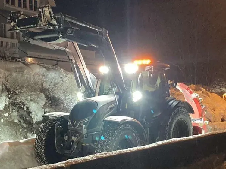 Traktor med frontlaster og snøfres i mørket